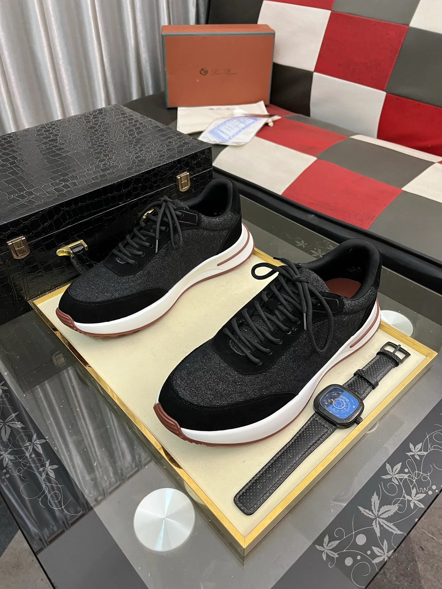 Men's shoes 💰458⌚️⌚️ Loro Pian* Loro Pian* casual shoes are made of cowhide frosted cowhide. Unique texture, simple and elegant, in line with Asian shoe lasts. Almond toe bar, apron style toe, drum-stitched upper. Same color stitching details. Slip-on style for easy on and off. Original color full cowhide lining. The insole is decorated with the 🈶️ brand logo. The original open-molded TPU raw rubber outsole. The soft rubber sole has super grip performance. Comfortable and casual style. You can create 🉑casual🉑formal urban style at will!  Code number: 38-44
